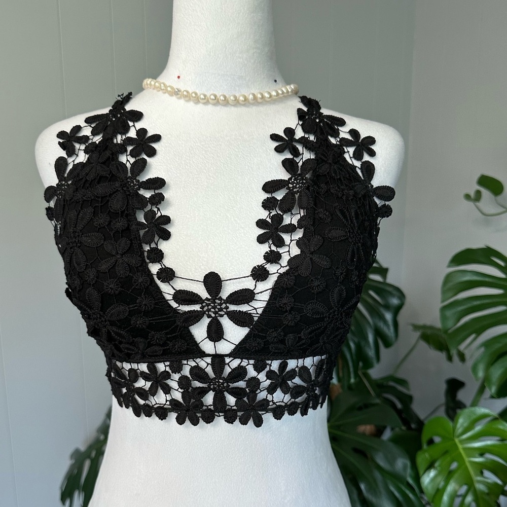 🔥Hot Sale 🔥 beautiful black floral lace bralette X-Small excellent condition.